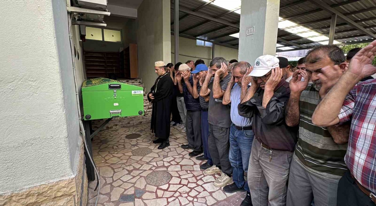 Karabükte bıçaklı kavgada ölen genç son yolculuğuna uğurlandı