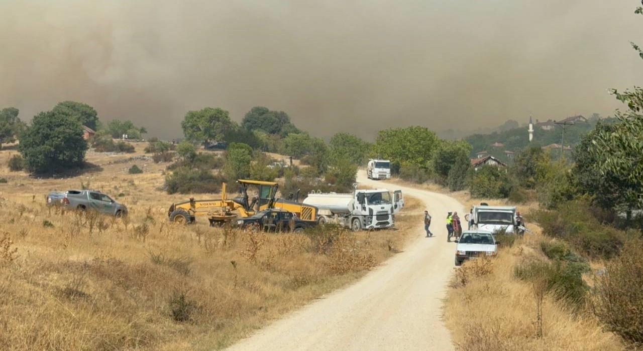 Karabükte çıkan orman yangını Kastamonuya sıçradı: Alevlerin yaklaştığı köy tahliye edildi