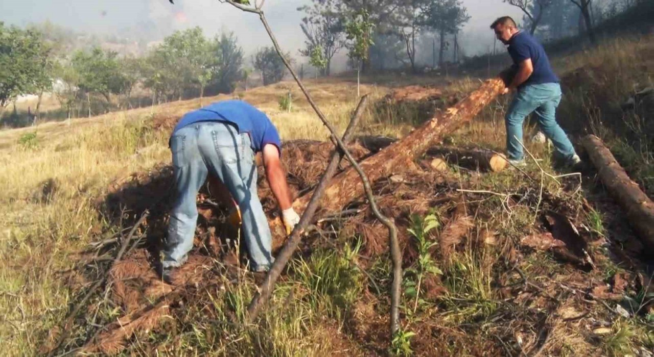 Karabükte köylüler, evlerini korumak için su taşıyarak yangına müdahale etti