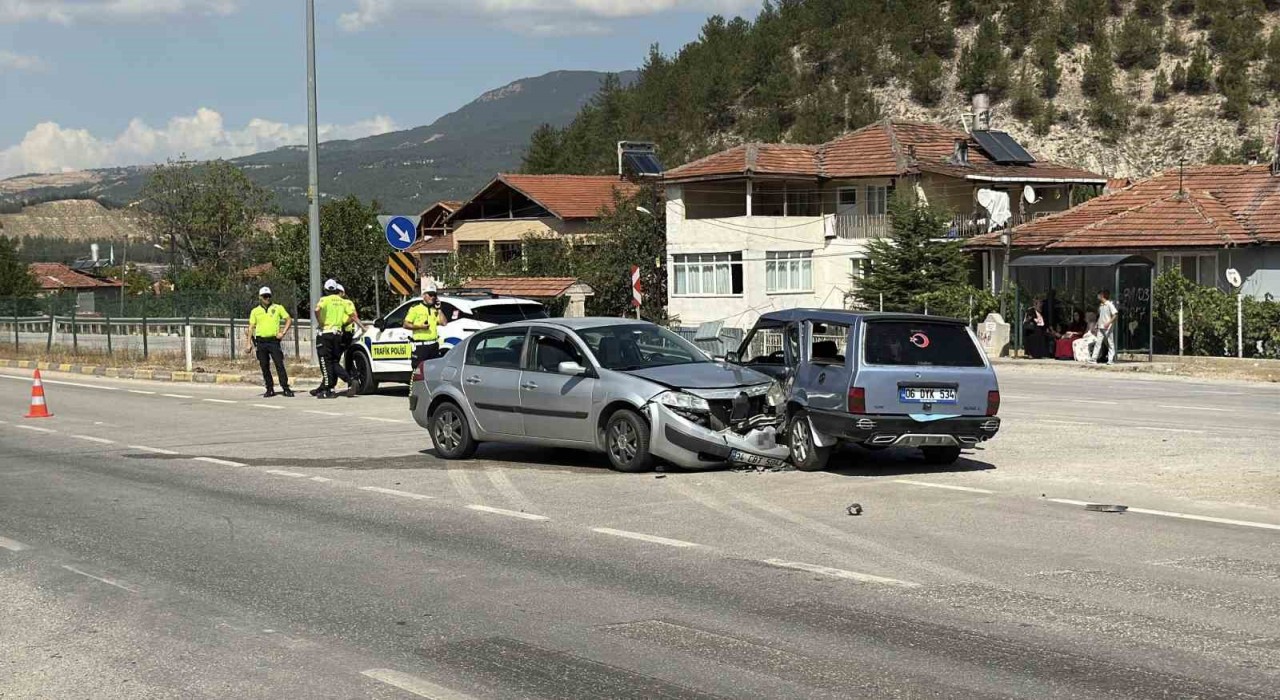 Karabükte otomobiller çarpıştı: 2si çocuk 6 yaralı