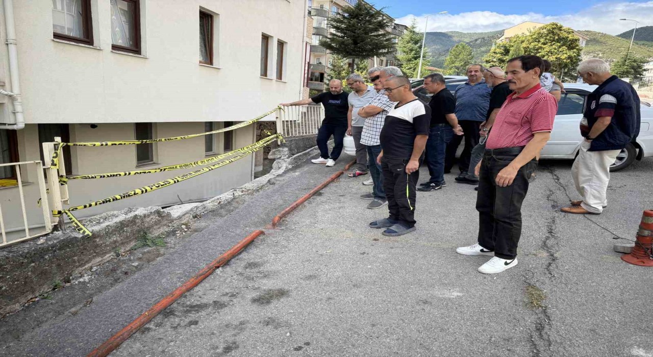 Karabükte zarar gören istinat duvarı site sakinlerini tedirgin ediyor