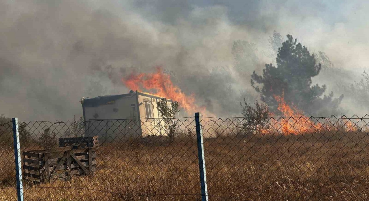 Karabükteki yangın evlere sıçradı