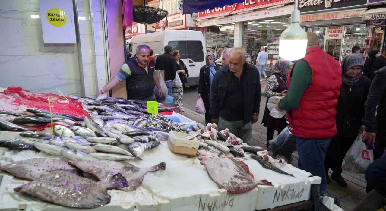 Karadenizdeki olumsuz hava balık tezgahlarını etkiledi