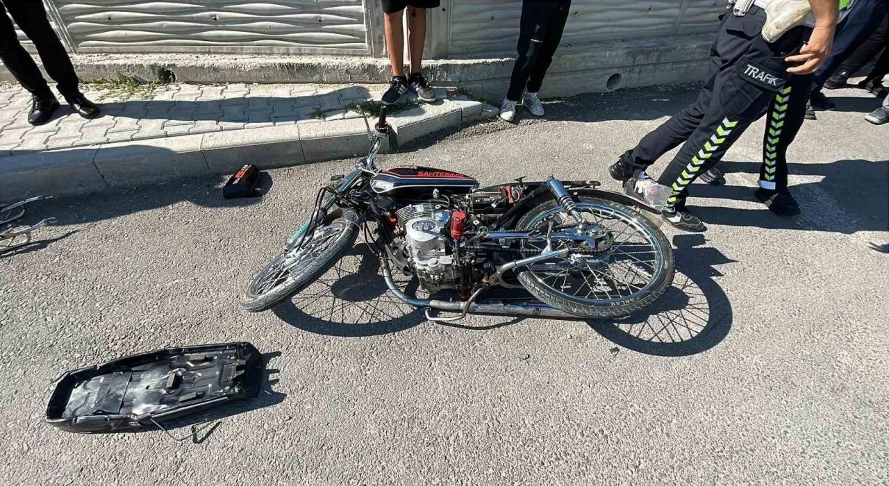 Karamanda 1i ağır 2 kişinin yaralandığı kaza kamerada