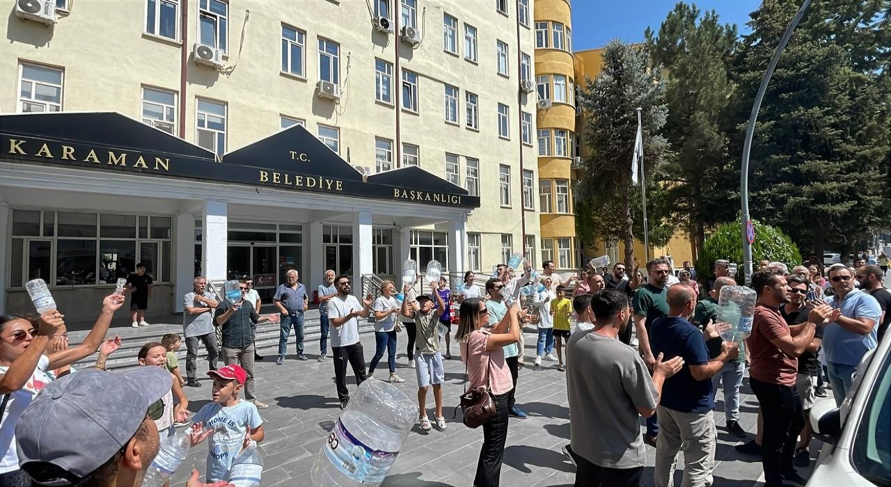 Karamanda 3 gündür susuz kalan site sakinleri durumu belediye önünde protesto etti