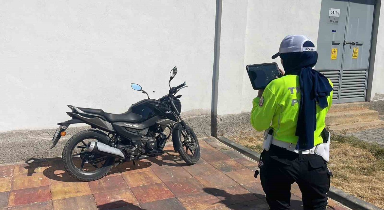 Karamanda devrilen motosikletin sürücüsü yaralandı