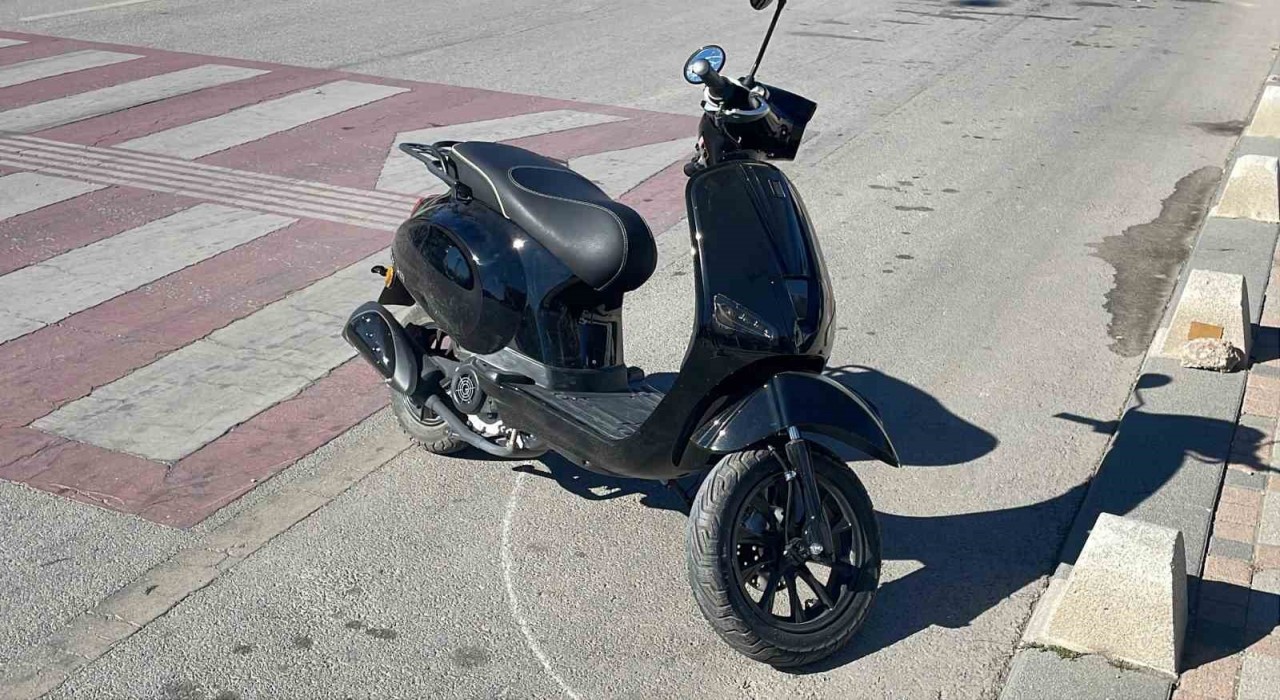 Karamanda Fiat otomobille çarpışan motosikletli yaralandı