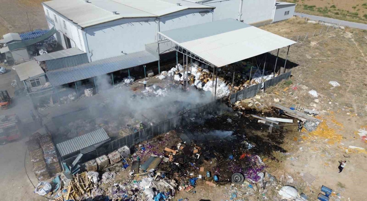 Karamanda geri dönüşüm tesisinde yangın çıktı