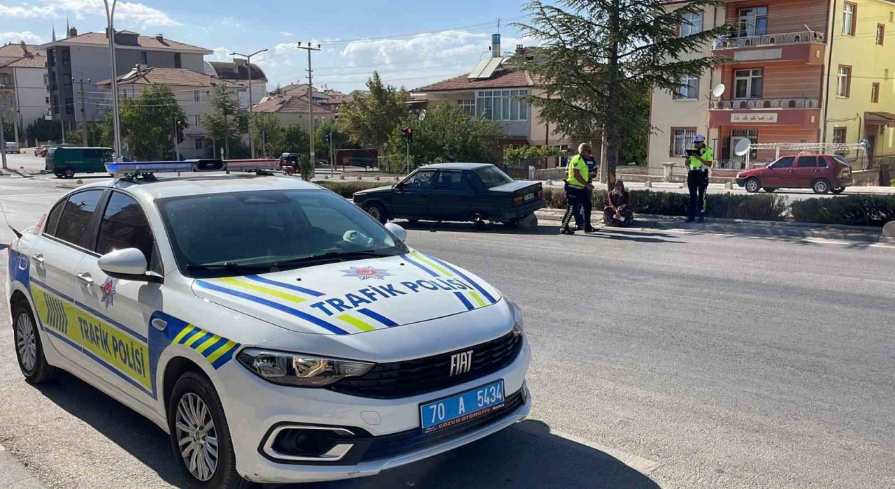 Karamanda karşı şeride geçen otomobilin tekeri koptu