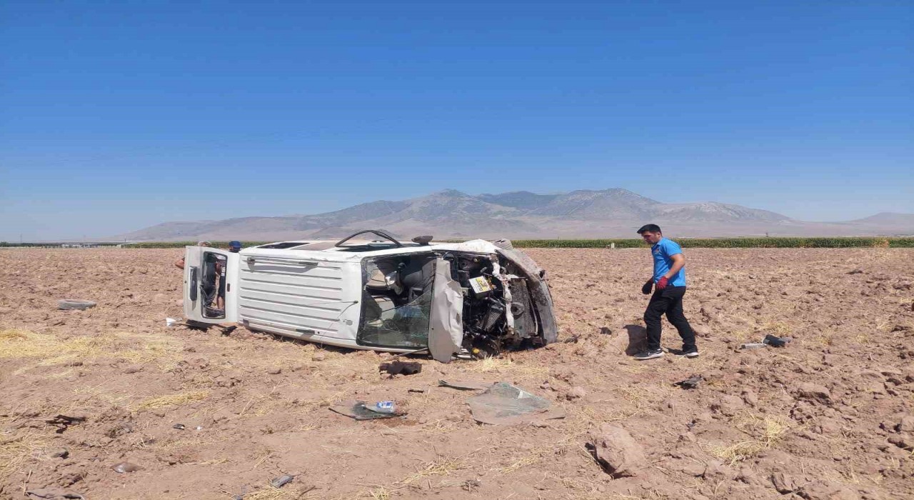 Karamanda minibüs tarlaya takla attı: 1 yaralı