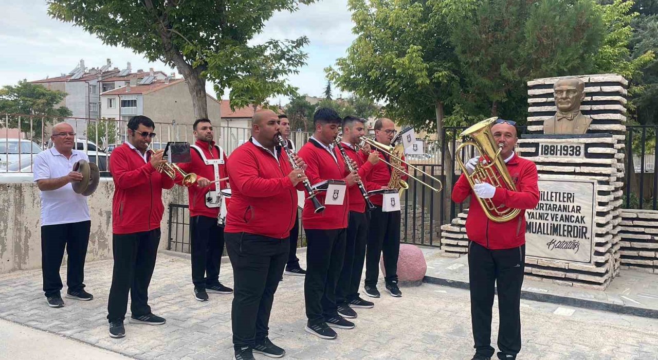 Karamanda öğrenciler yeni eğitim öğretim yılına bando eşliğinde başladı