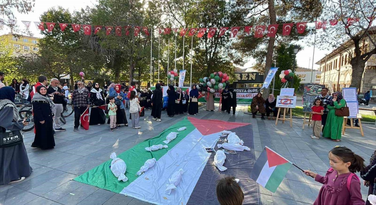 Karamanda yüzlerce kişi Gazze için yürüdü