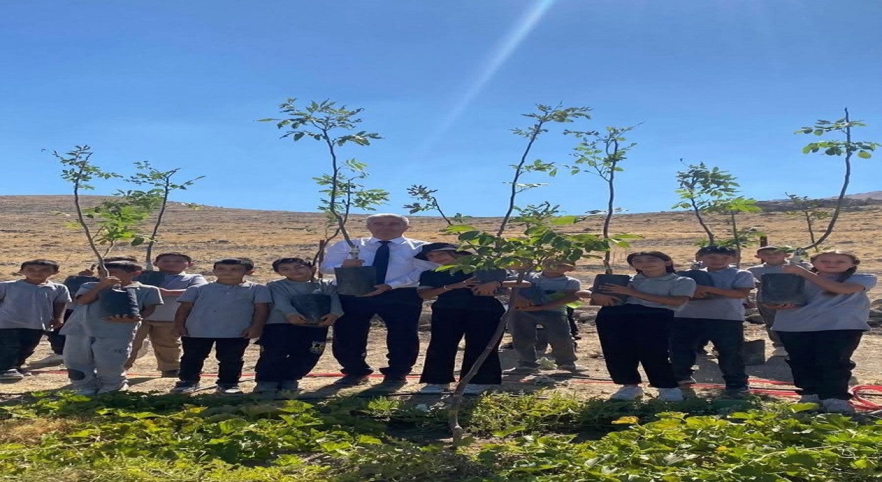 Karapınarda 100 Öğrenci 100 Fidan etkinliği