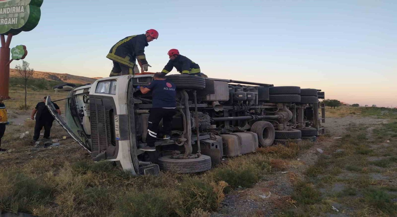 Karapınarda kamyon devrildi: 2 yaralı