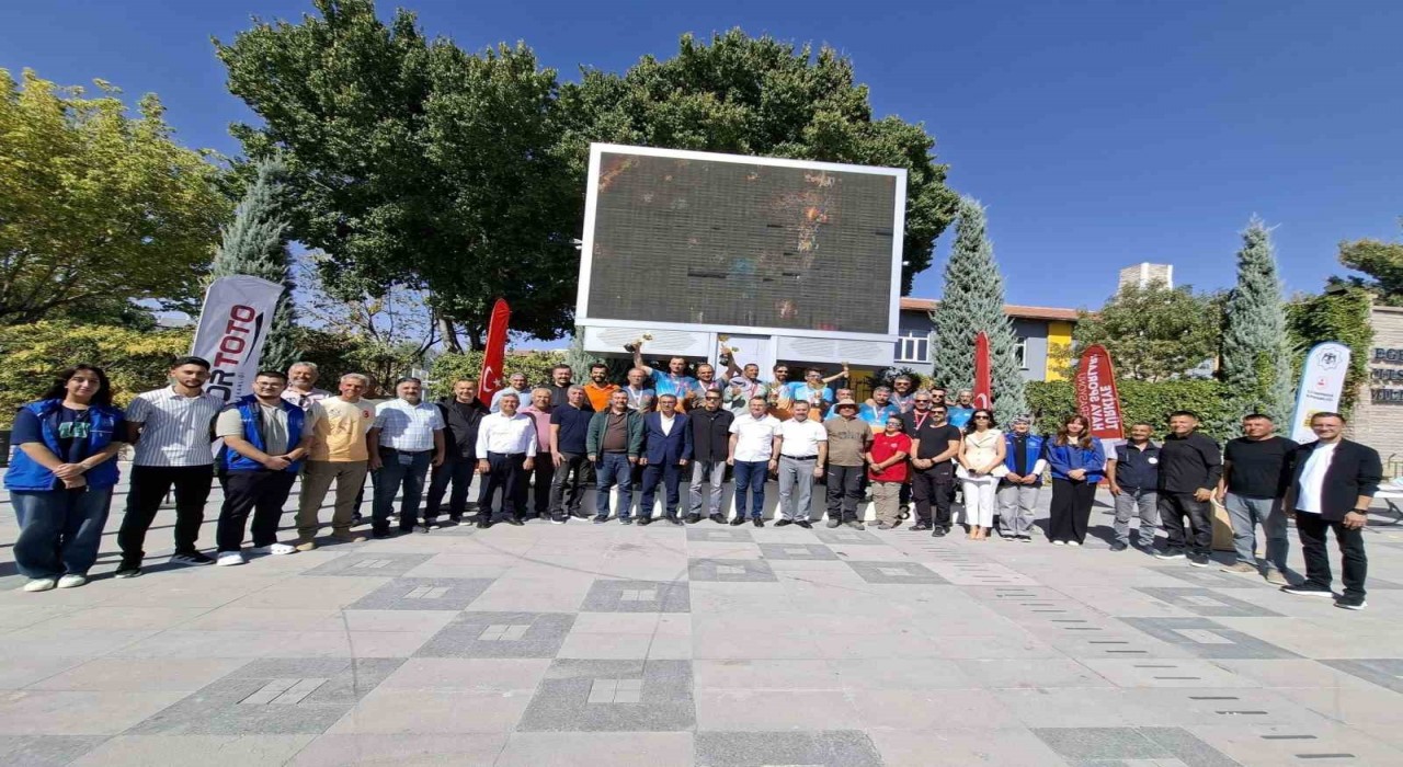 Karapınarda Uluslararası Yelkenkanat Şampiyonası ödül töreni düzenlendi
