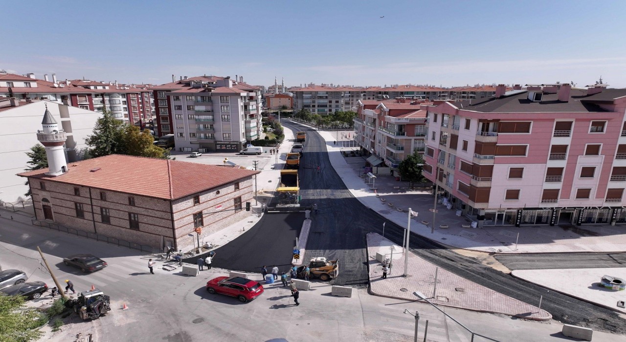 Karatay Belediyesi Karakayış Caddesinde sıcak asfalt çalışmalarını tamamladı