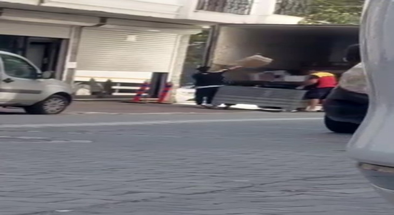 Kargo firması çalışanlarının paketleri fırlattığı anlar kameraya yansıdı