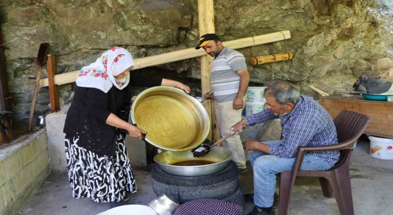 Karnavasta geleneksel yöntemler dut pekmezi