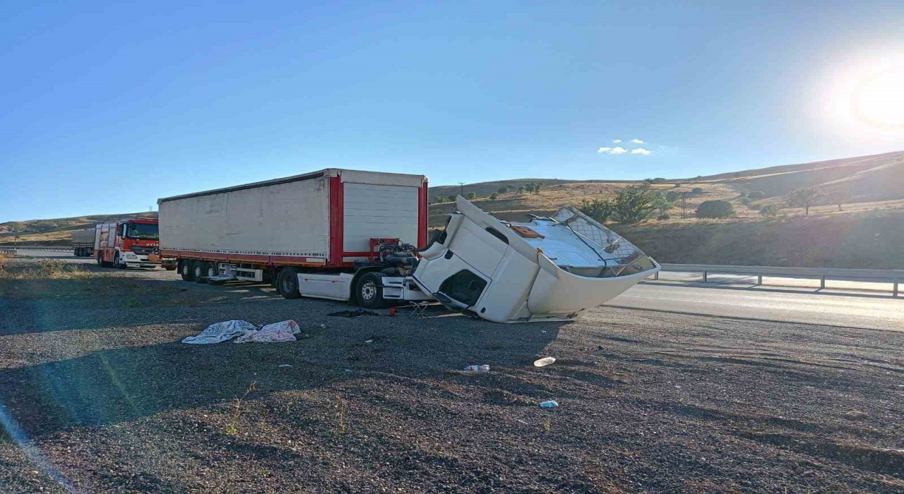 Karşı şeride geçen tır, devrilerek ikiye ayrıldı