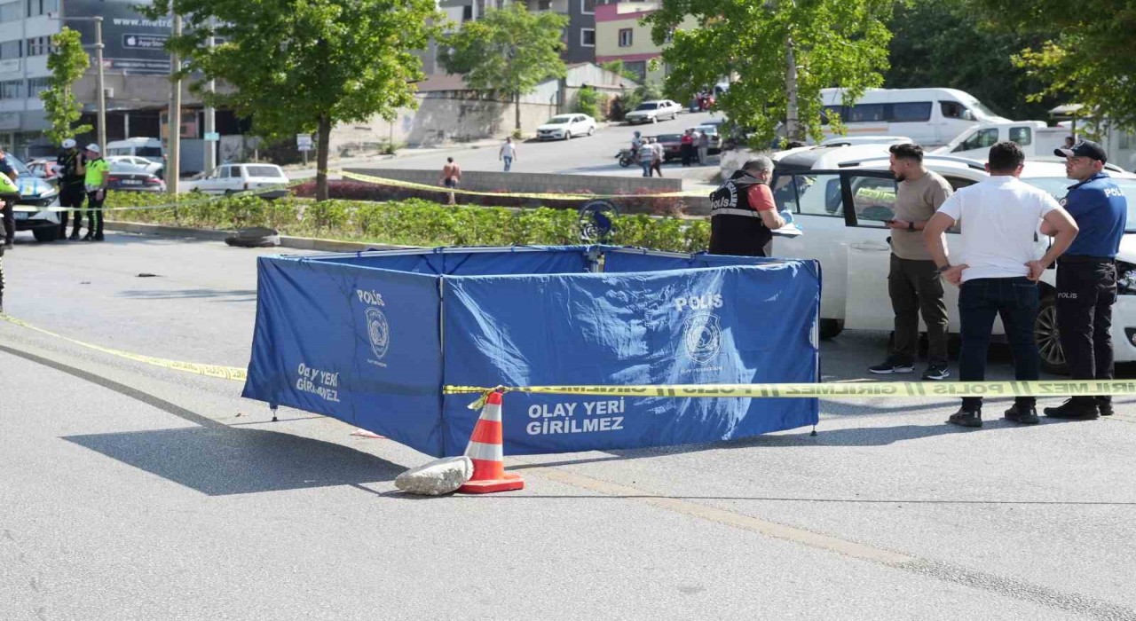 Karşıdan karşıya geçmek isteyen kadın otomobil çarpması sonucu hayatını kaybetti