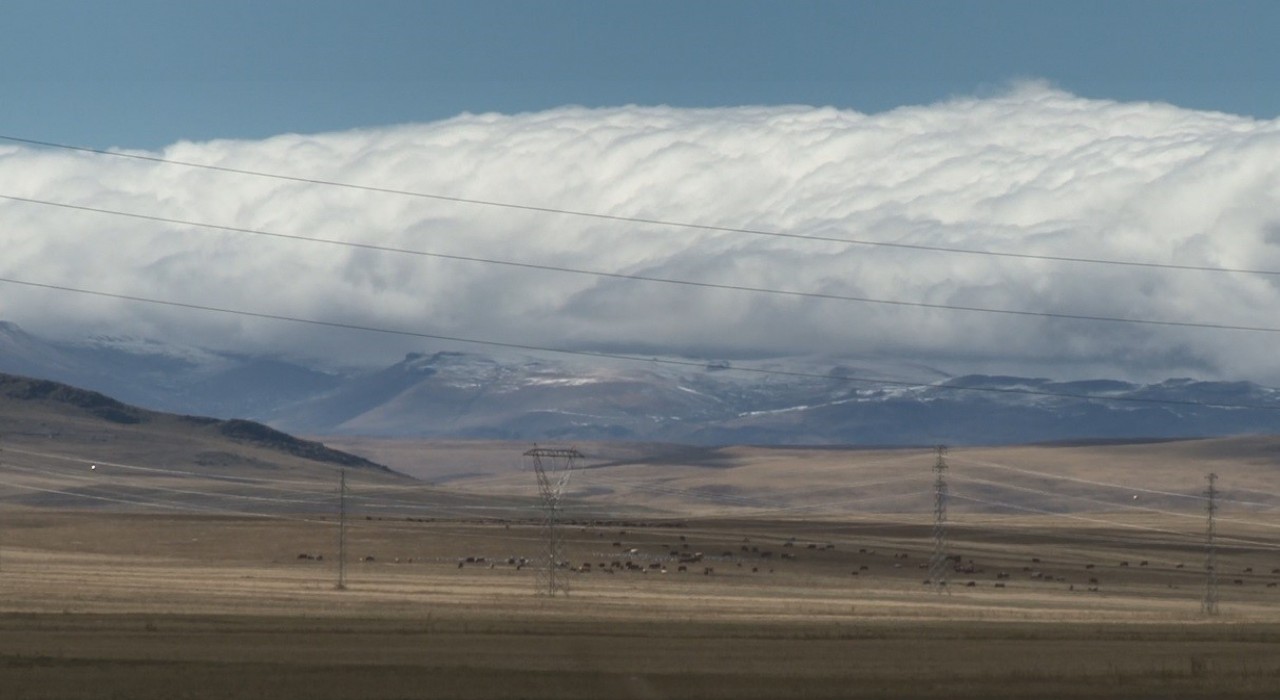 Karsta dağların zirvesine mevsimin ilk karı yağdı