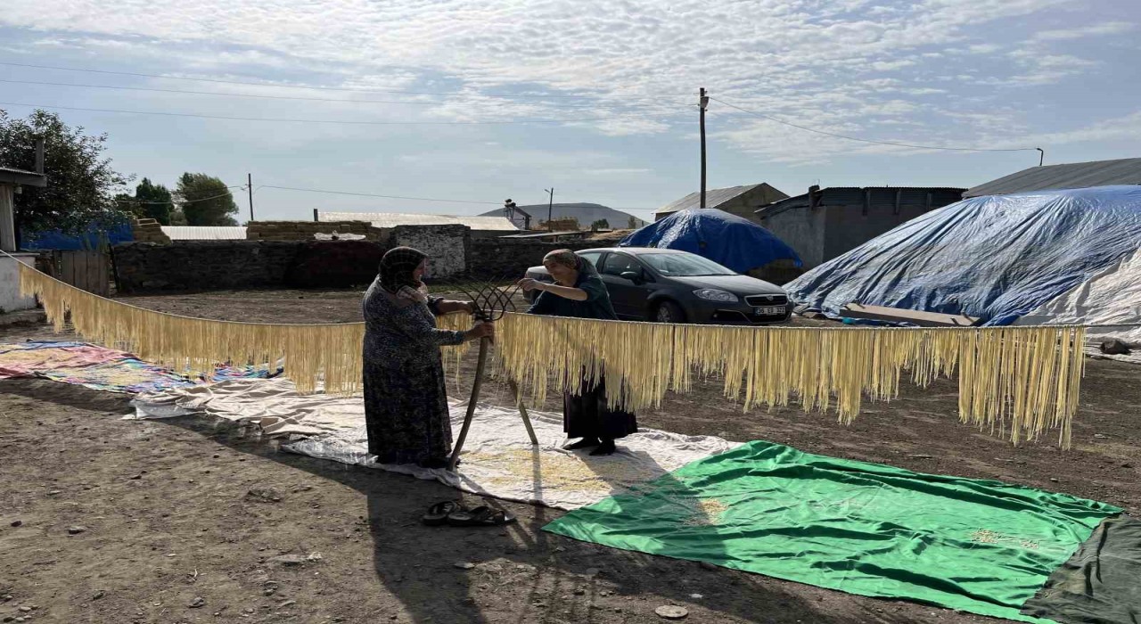 Karsta köylü kadınlar imece usulü erişte kesiyor