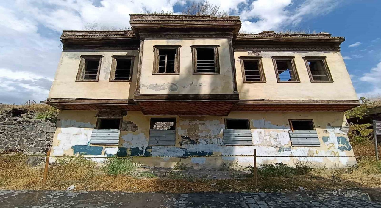 Karsta Tevfik Paşa Konağı gözler önünde yıkılıyor