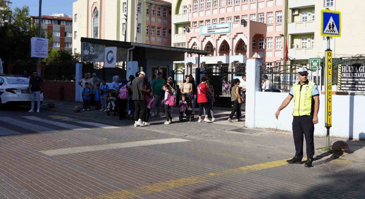 Kartal Belediyesi zabıta ekiplerinden okullarda güvenli trafik uygulaması