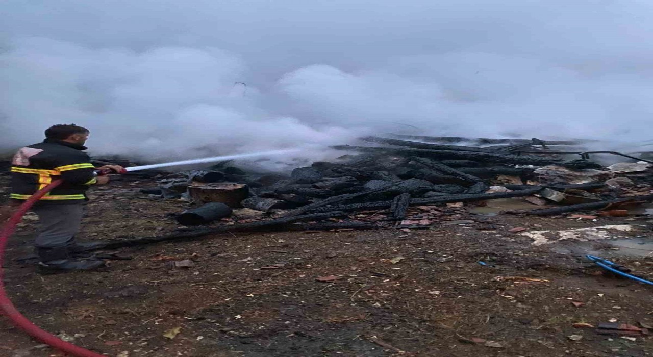 Kastamonuda alevlere teslim olan ahşap ev küle döndü