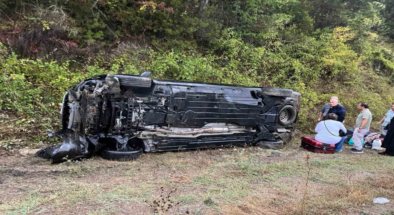 Kastamonuda hafif ticari araç takla attı: 3 yaralı