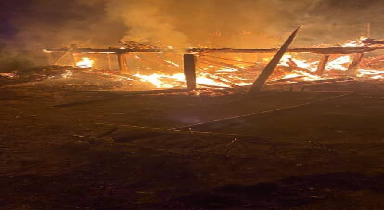 Kastamonuda iki katlı ev ve ahır alevlere teslim oldu