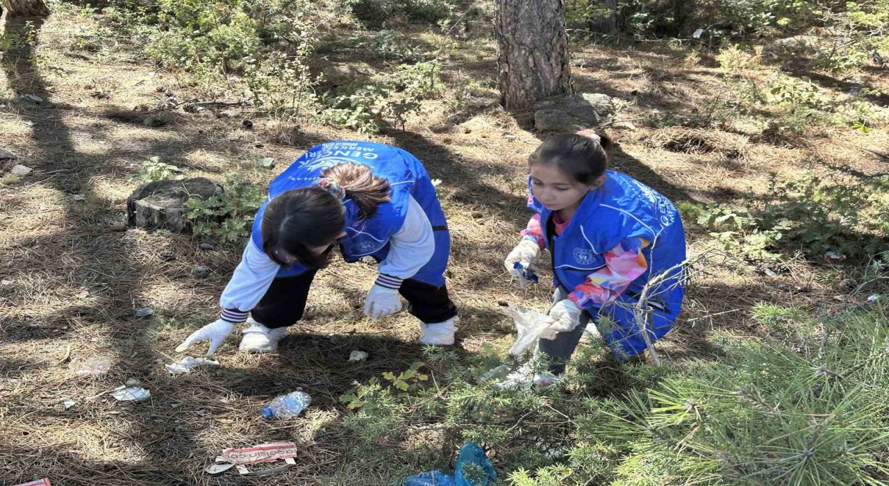 Kastamonuda öğrenciler, ormanlık alanda çöp topladı