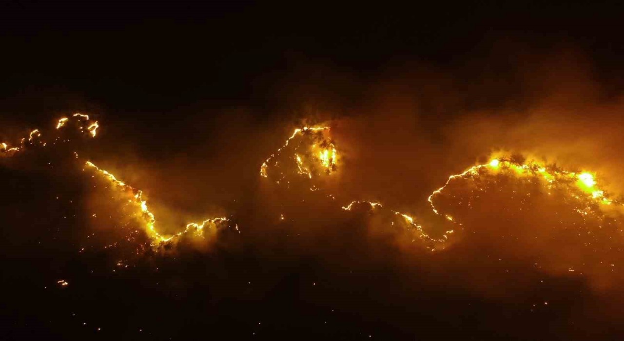 Kastamonuda orman yangınları geceyi aydınlattı: Havadan görüntülendi