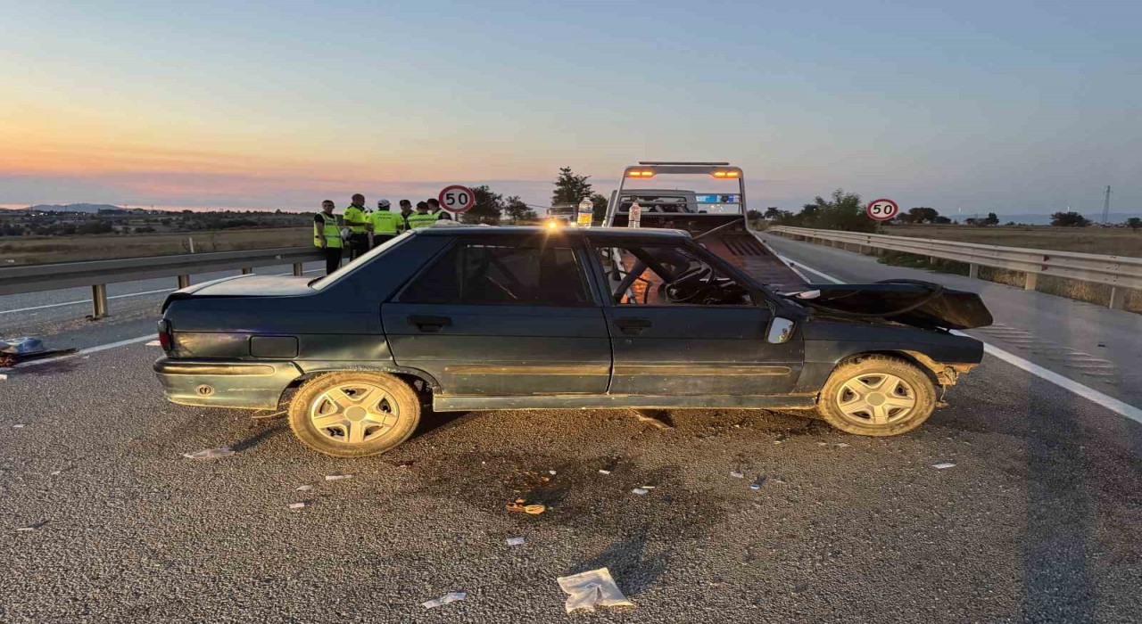Kastamonuda otomobil bariyerlere çarptı: 2si ağır 5 yaralı