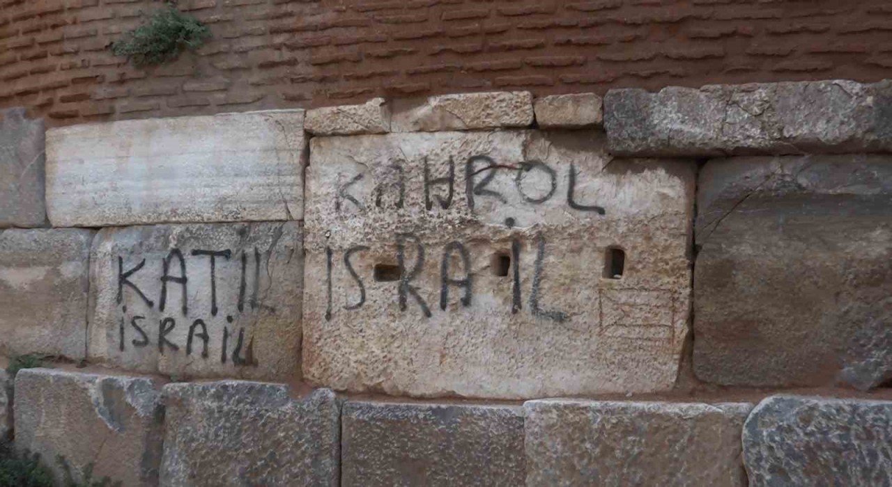 Katil İsrail yazısı isyan ettirdi