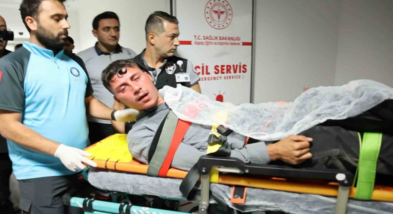 Kavga eden gençler birbirlerini bıçakladı: 2 yaralı