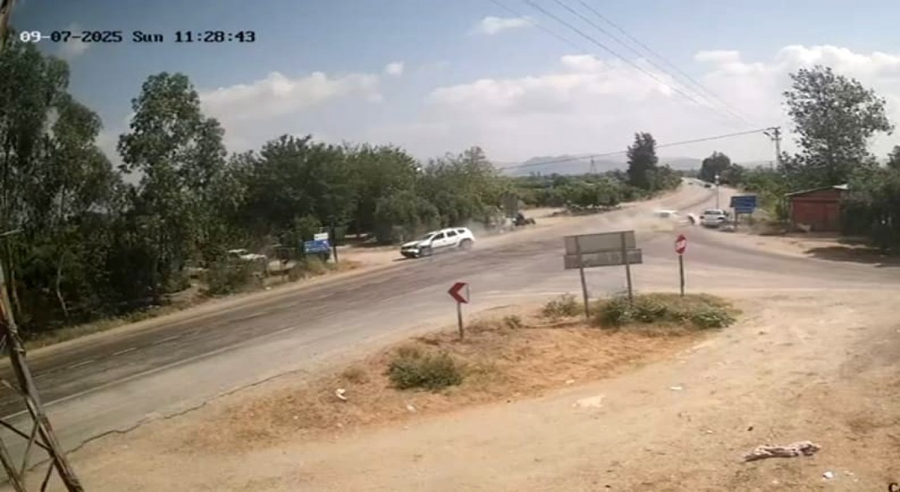 Kavşakta yaşanan kaza güvenlik kamerasına yansıdı