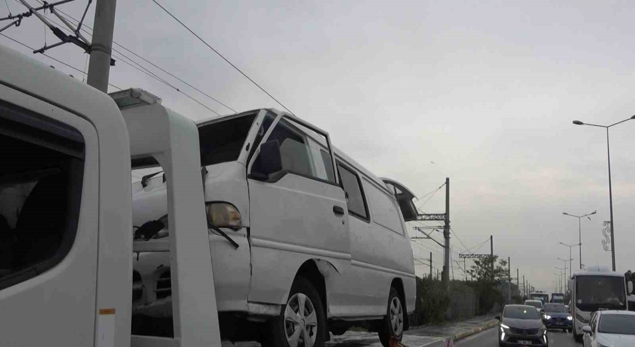 Kaygan zeminde kontrolden çıkan minibüs devrildi: 1 yaralı