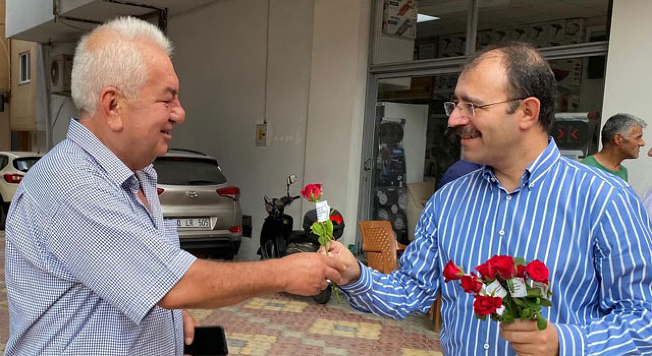 Kaymakam Dolu, Esnaf ve Vatandaşlara Gül Dağıttı