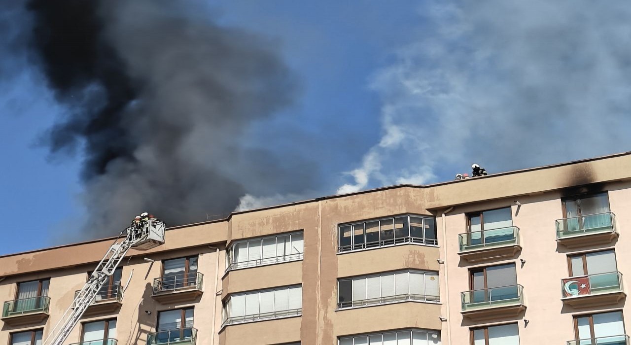 Kayseride 10 katlı binadaki çatı yangını söndürüldü