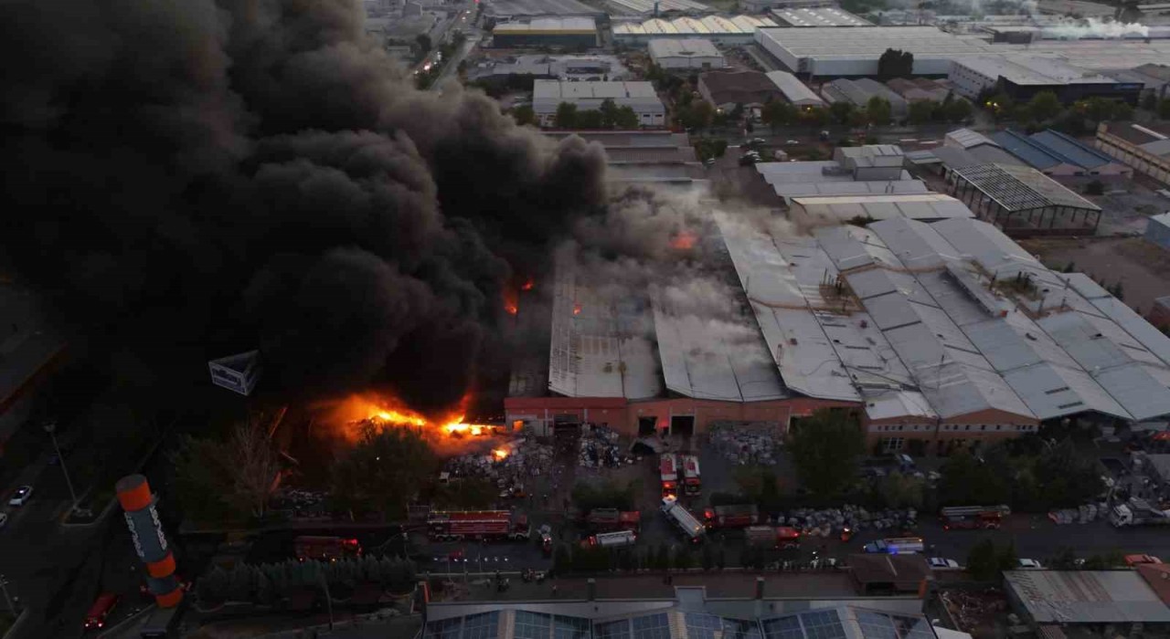 Kayserideki fabrika yangını sürüyor: İtfaiye ekipleri yangını söndürmek için yoğun çaba sarf ediyor