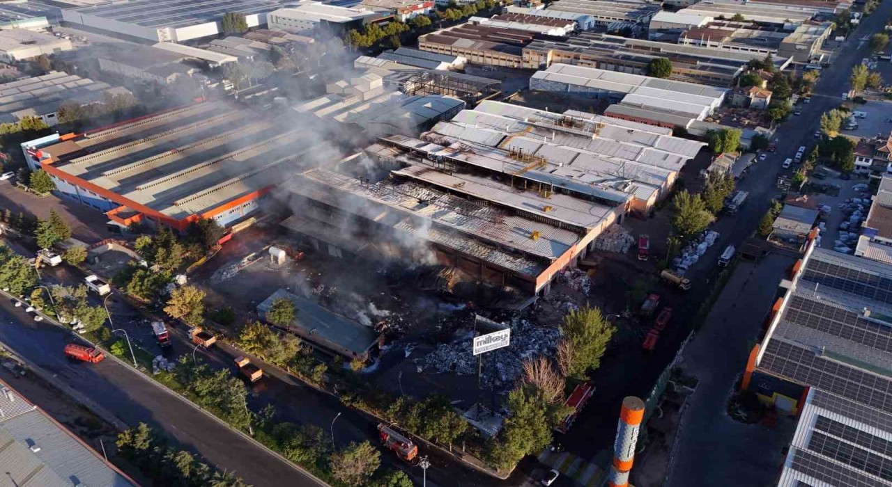 Kayserideki fabrika yangınına 94 araç 12 iş makinesi müdahale etti