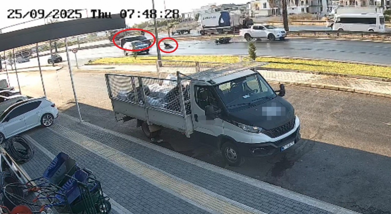 Kaza yapan motosikletlinin araç altında kalmaktan son anda kurtuluşu kamerada