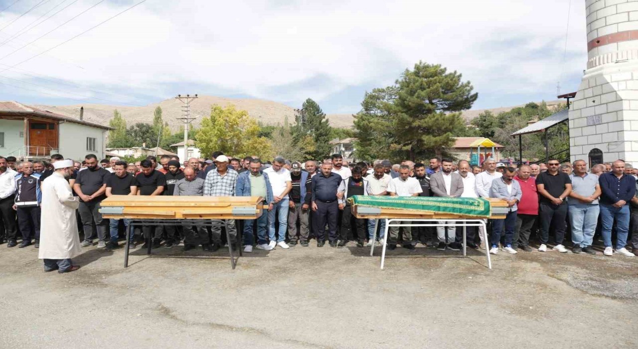 Kazada ölen ikiz çocuklara acı veda