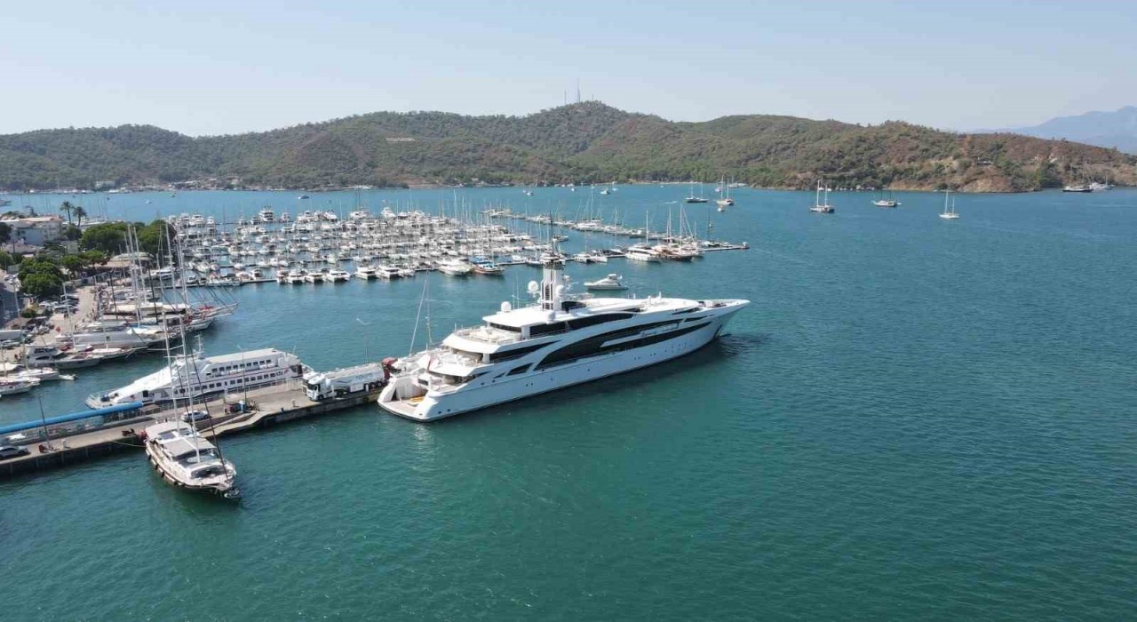 Kazak iş adamının mega yatı Fethiyede