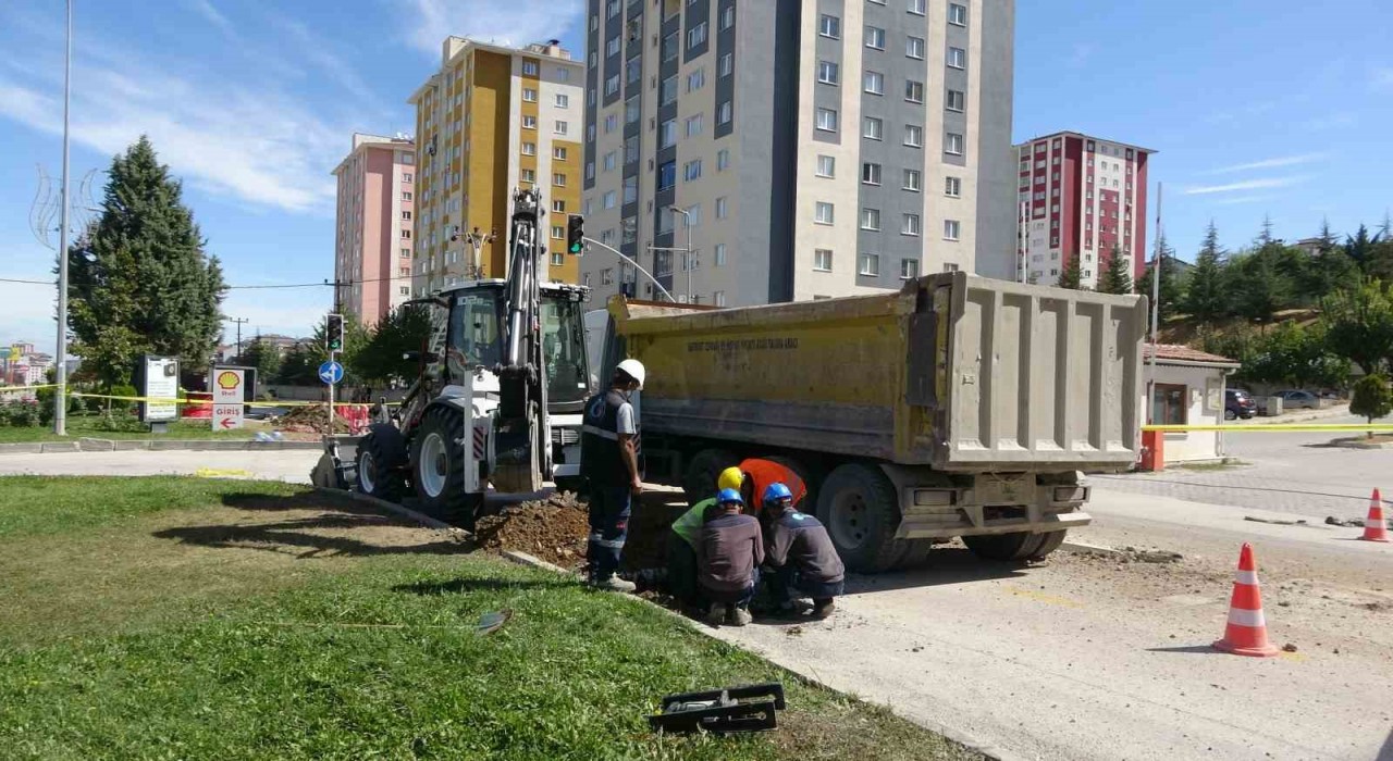 Kazı sırasında patlayan doğalgaz borusu büyük paniğe yol açtı