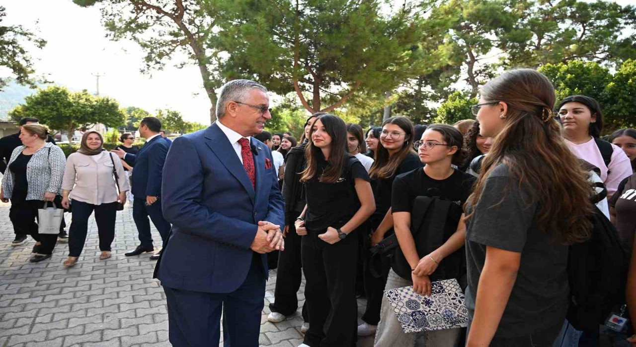 Kemerde ilk zil, kitap ve kırtasiye hediyesiyle geldi