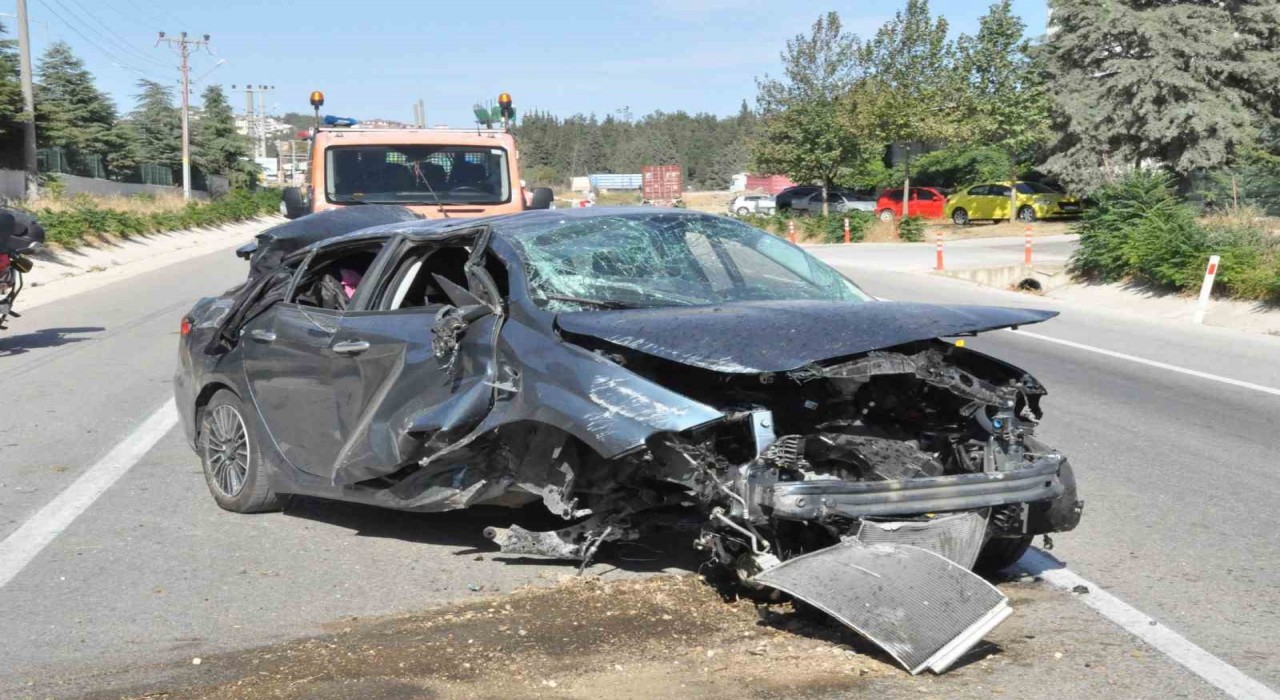 Keşanda beton yükseltiye çarpan otomobilin sürücüsü yaralandı