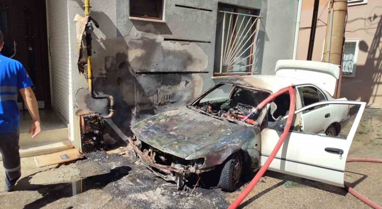 Keşanda doğal gaz hattının yanındaki araç yangını korkuttu