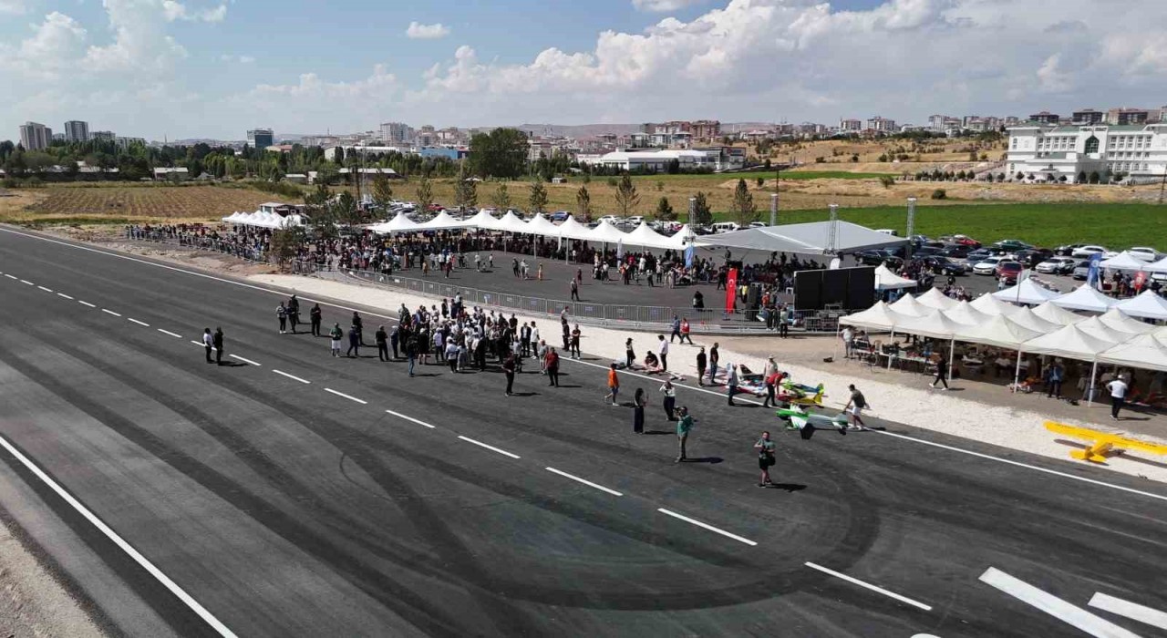 Kıbrıs çıkartması kahramanı Cengiz Topelin ismini taşıyan İHA ve model uçak pisti törenle açıldı